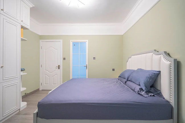 120㎡現(xiàn)代三居，飄窗與收納柜結(jié)合，打造實(shí)用起居臥室